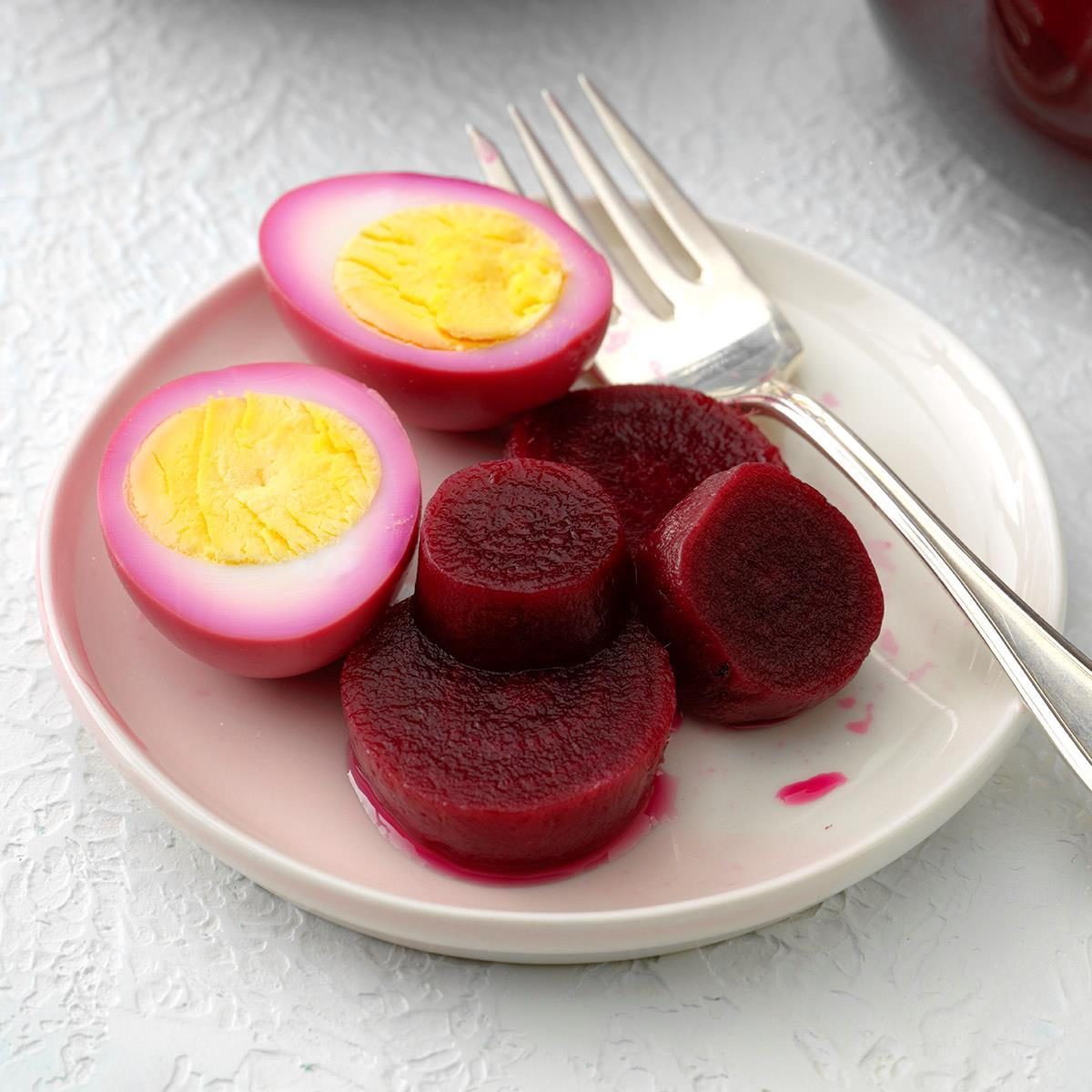 Pickled-Eggs-with-Beets_EXPS_DAI19_43846_B02_13_1b.jpg